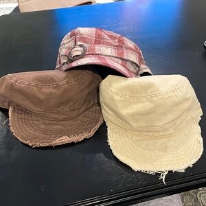 Lot of 3 women’s hats 🧢 excellent condition - super lightweight